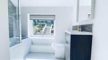 Ferienhaus | Badezimmer | Dusche, Handtücher