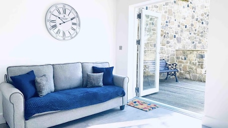 House | Living room | 30-inch TV with digital channels