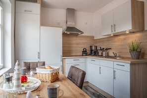 Refrigerador, horno, parrilla de estufa y lavavajillas 