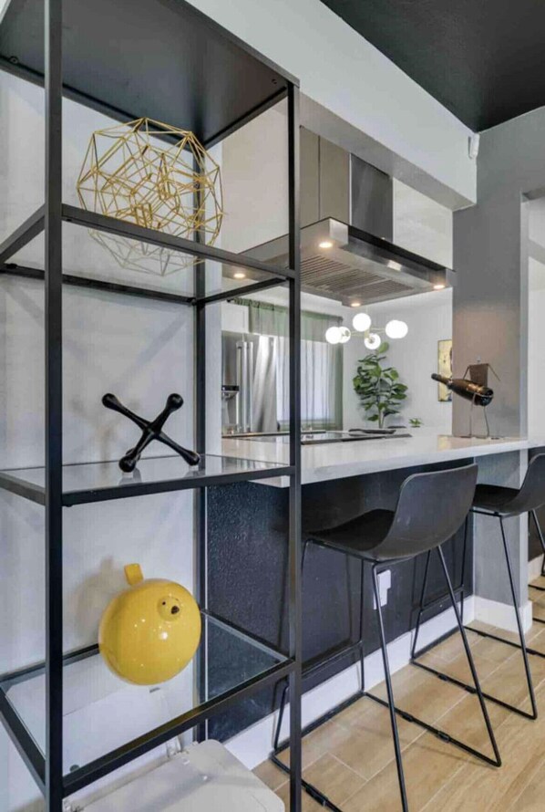 Interior - Las Vegas Getaway!! Sleeps 10+ King Bed. Jacuzzi. Open Layout!! (Las Vegas)