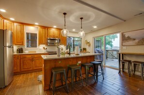 Frigorifero, microonde, piano cottura, lavastoviglie