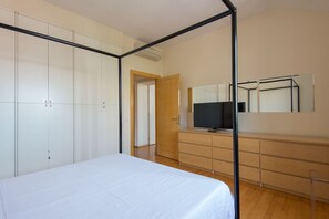 2 habitaciones, tabla de planchar con plancha, wifi y ropa de cama 