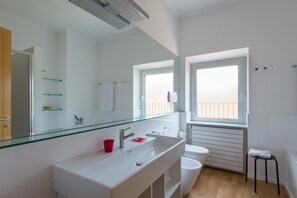 Duschwanne, Haartrockner, Bidet