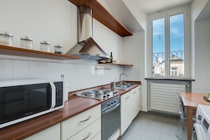 Frigorifero, microonde, forno, piano cottura