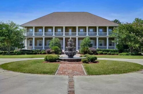Luxury 7 bedroom mansion with horses, pool, hot tub, pond, swings and fire pit! 