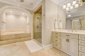 Combined shower/bathtub, jetted bath, hair dryer, towels - Luxury 7 bedroom mansion with horses, pool, hot tub, pond, swings and fire pit! (Waverly)