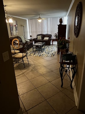 Living area - 2 bed 2 bath condo across the street from the gulf! (Biloxi)