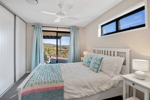 3 bedrooms, iron/ironing board, free WiFi, bed sheets - Mountain bike in & out, off Rainbow drive, on lake (East Jindabyne)