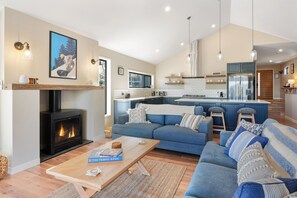 Smart TV, fireplace - Mountain bike in & out, off Rainbow drive, on lake (East Jindabyne)