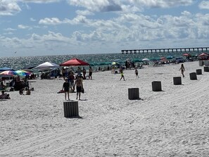 Playa en los alrededores, camastros y toallas de playa 