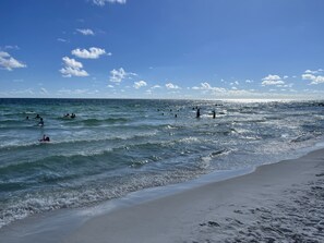 Beach nearby, sun-loungers, beach towels - GREAT Location for family getaway!!! 5 Min walk to beach with private access... (Panama City Beach)