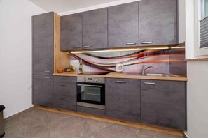 Fridge, oven, stovetop, dishwasher