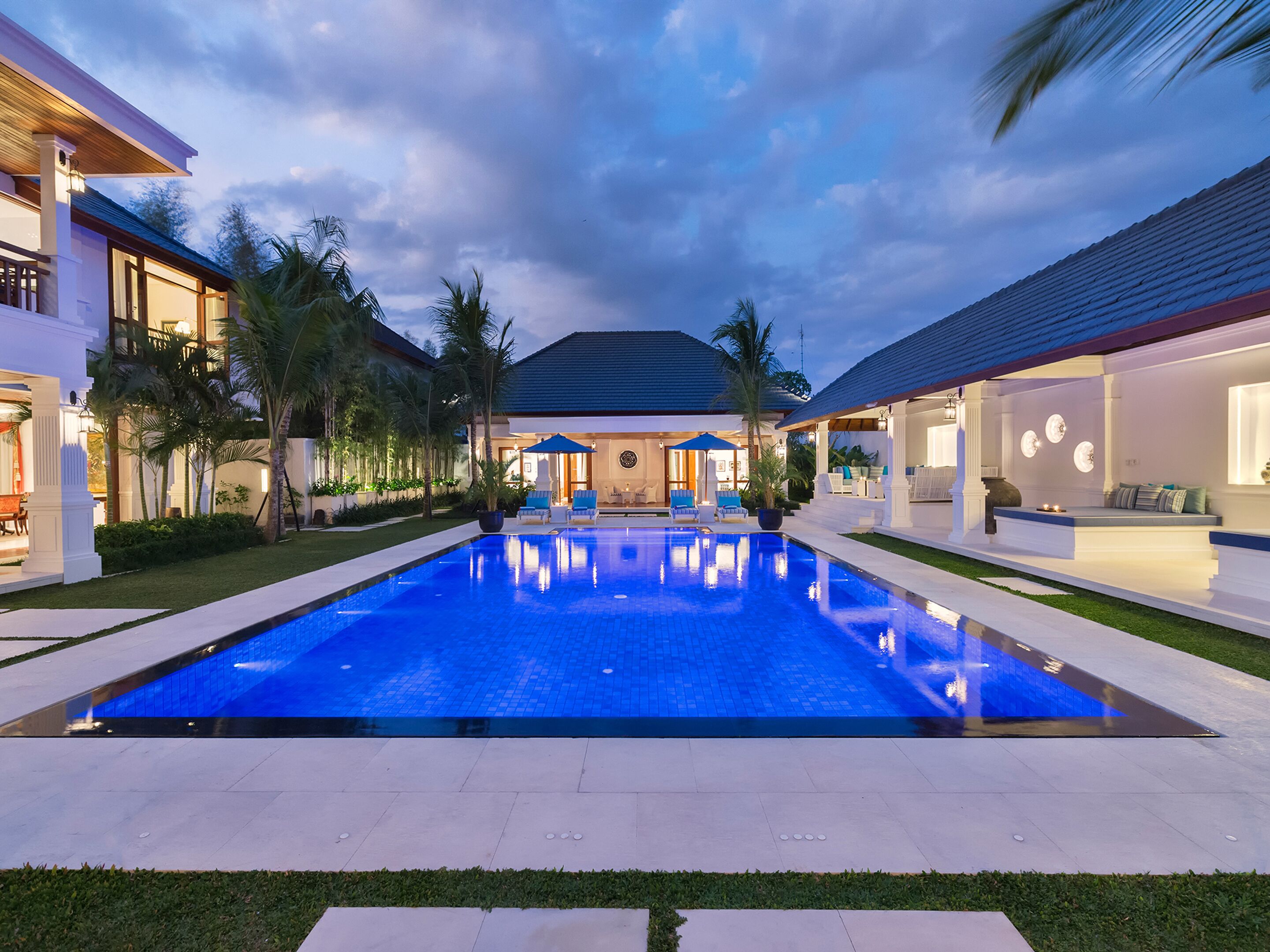 Utomhuspool, parasoller och solstolar