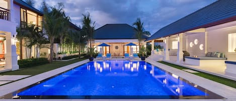 Outdoor pool, pool umbrellas, sun loungers