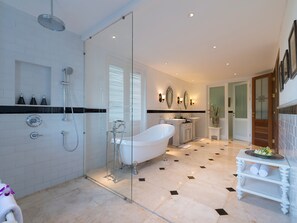 Villa | Salle de bain | Douche cascade, articles de toilette (gratuits), séchoir à cheveux