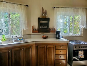 Fridge, microwave, oven, stovetop - Sunbreeze Ocho Rios –Spacious King-Bed Apartment -12 min. Drive from town centre (Ocho Rios)