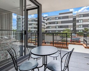 Outdoor dining - KozyGuru | Penrith | 2 Bed 2 Bath Apt Free Parking (Penrith)