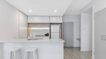 Refrigerador, microondas, horno, placa de cocina