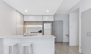 Fridge, microwave, oven, stovetop - KozyGuru | Penrith | 2 Bed 2 Bath Apt Free Parking (Penrith)