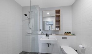 Free toiletries, hair dryer, towels, soap - KozyGuru | Penrith | 2 Bed 2 Bath Apt Free Parking (Penrith)