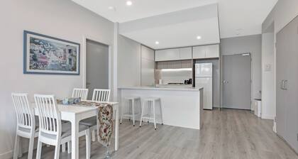 KozyGuru | Penrith | 2 Bed 2 Bath Apt Free Parking
