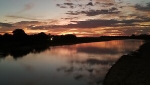 Un lago tranquillo che riflette il cielo al crepuscolo.