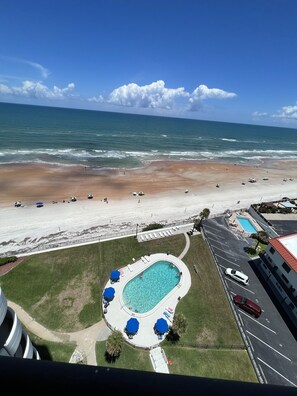 En la playa, camastros y toallas de playa
