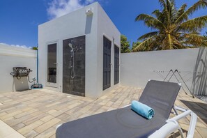 Terrace/patio - NEW Modern 4BR 4.5BA w/ Pool & Outdoor Dining (Noord)