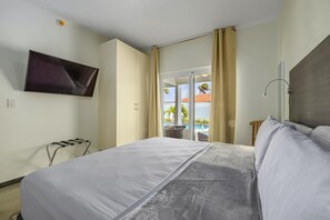 4 bedrooms, iron/ironing board, WiFi