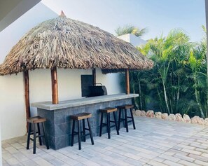 Terrace/patio - NEW Modern 4BR 4.5BA w/ Pool & Outdoor Dining (Noord)