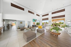 Lobby - Amazing 4BR3.5BA Villa w/ Private Pool @ GoldCoast (Malmok)