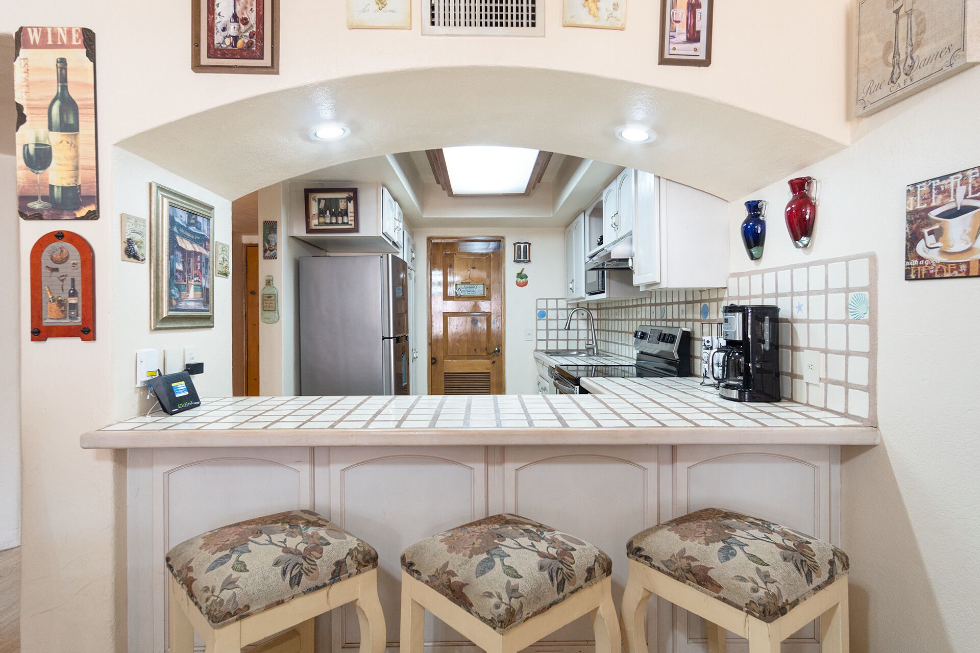 冷蔵庫、電子レンジ、オーブン、コンロ