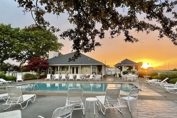 Una piscina al aire libre, una piscina climatizada