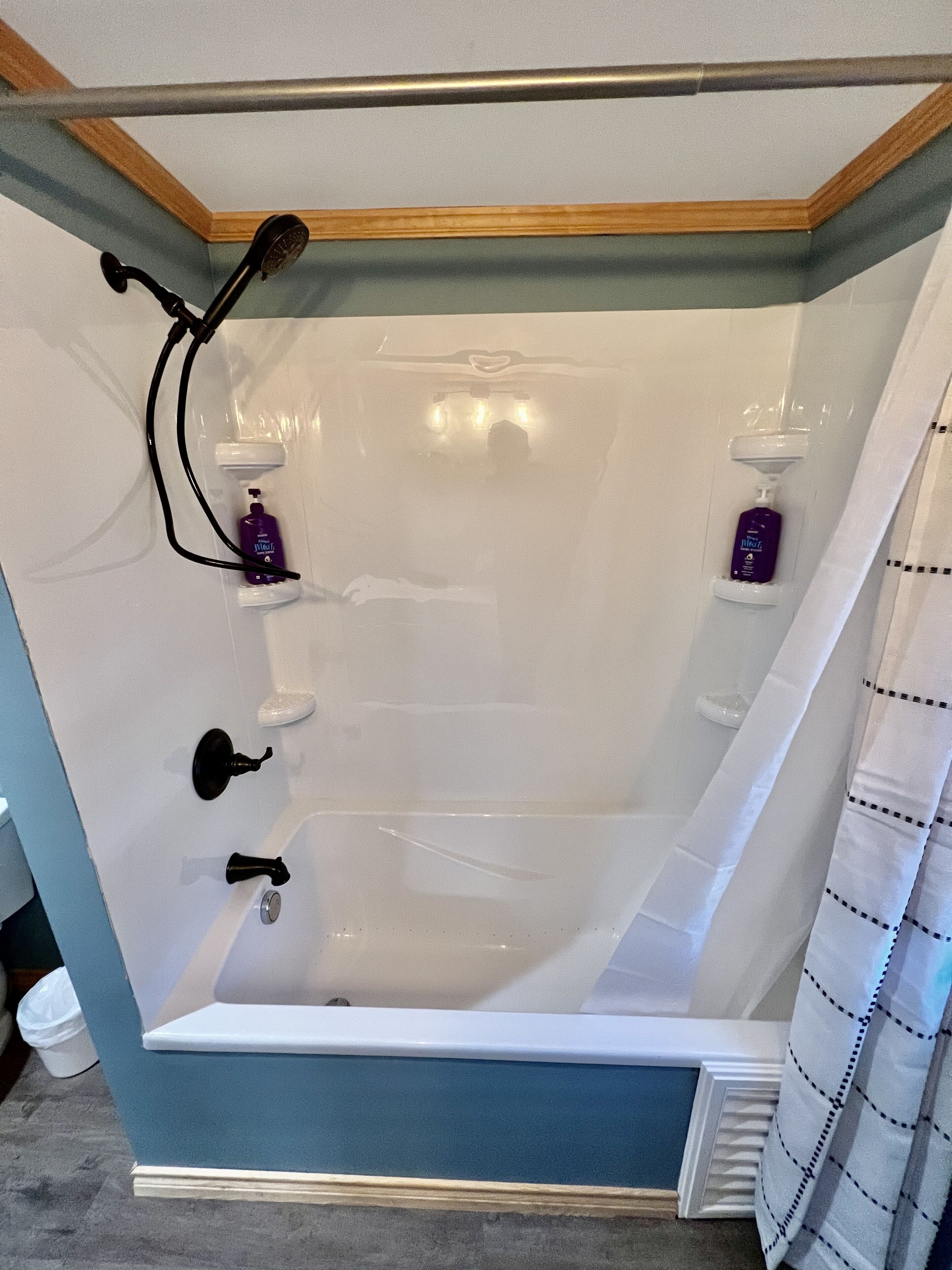 Ensemble douche/baignoire, sèche-cheveux, serviettes fournies, savon