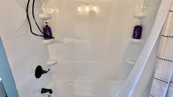 Ensemble douche/baignoire, sèche-cheveux, serviettes fournies, savon