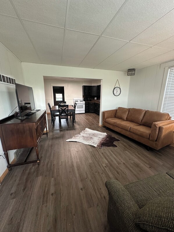 Smart TV - The Bungalow House; 2 Bed 1 bath; minutes from Cheyenne Bottoms! Pet Friendly. (Claflin)