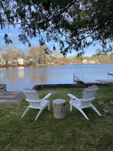 Stunning waterfront retreat on lake Attitash- Dog friendly 