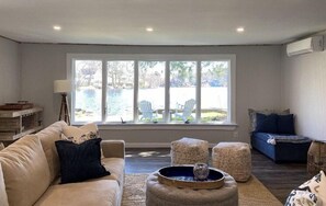 Smart TV, fireplace - Stunning waterfront retreat on lake Attitash- Dog friendly  (Amesbury)