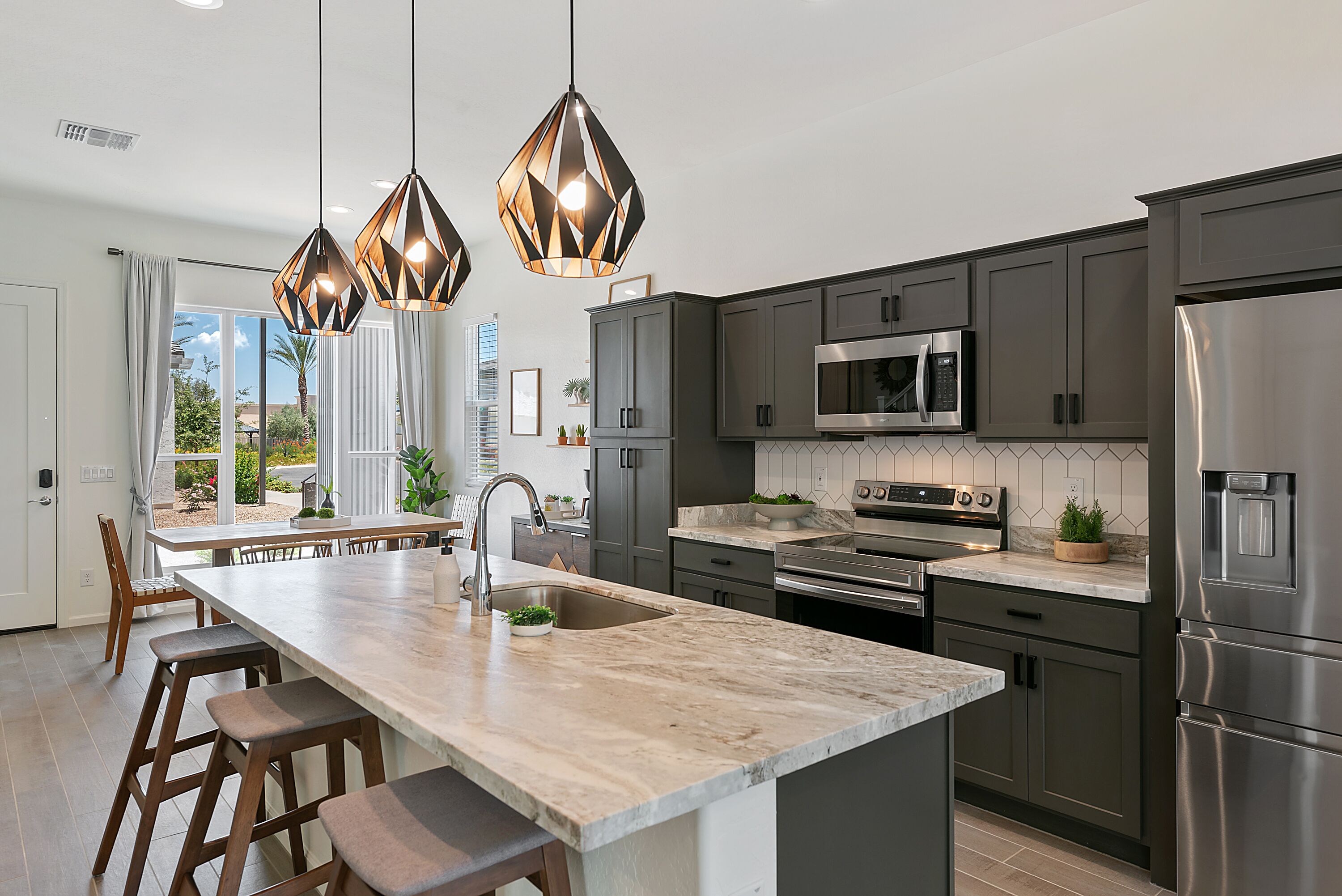 冰箱、微波炉、烤箱、炉灶