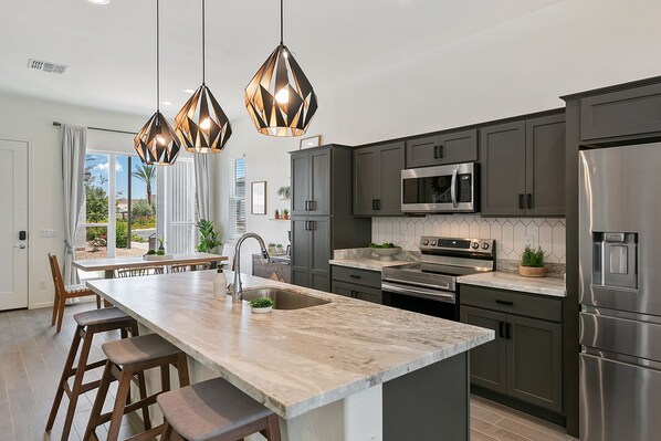 Frigorifero, microonde, forno, piano cottura