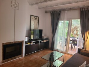 Televisie en een open haard