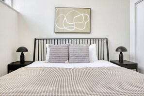 2 habitaciones, tabla de planchar con plancha, wifi y ropa de cama