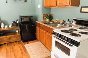 Chambre, 1 grand lit, coin cuisine (Riverfront) | Coin cuisine privé | Mini réfrigérateur, micro-ondes, cafetière/bouilloire