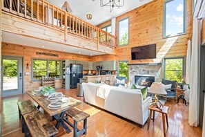 Smart TV, chimenea, libros y videoteca 