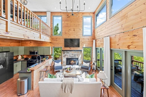 Designer Chic Mountain Home Minutes From Downtown Clayton & Lake Burton