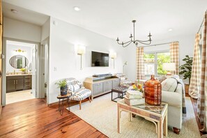 Smart TV, chimenea, libros y videoteca 