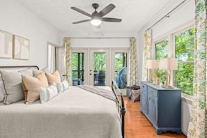 5 bedrooms, desk, iron/ironing board, travel crib