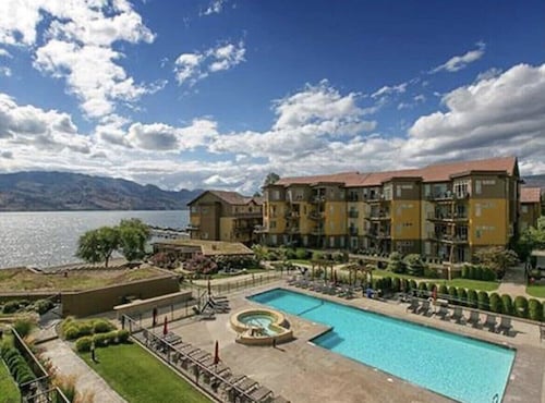 Executive Lakeview Suite, 3 King Bedrooms 2 Baths, 2 Private Patios