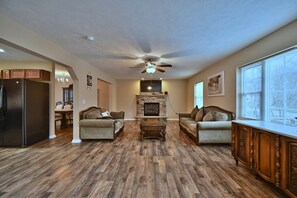 Smart TV, caminetto, tavolo da calcetto, libri