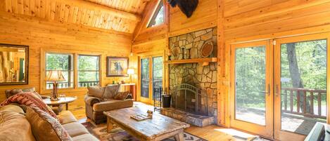 Una Smart TV, una chimenea, videojuegos, un futbolín